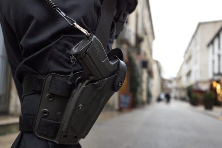 Un policier mis en examen pour un trafic d'armes entre la France et la Suisse avec 23 fusils saisis