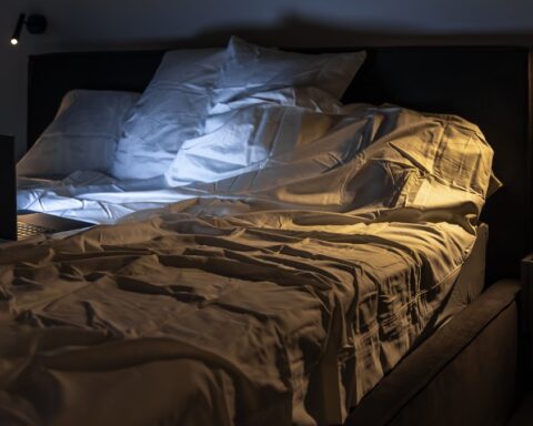 Une Américaine accusée de meurtre après avoir tiré sur un homme caché sous le lit de sa fille
