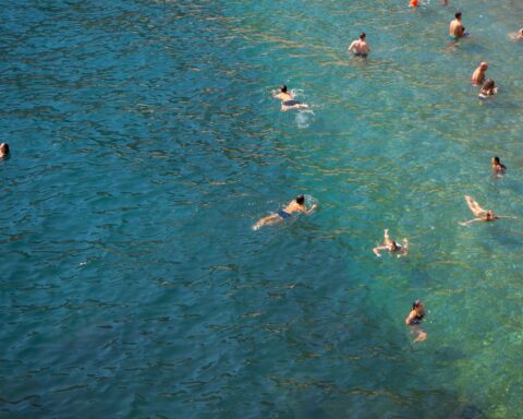 Une étude alerte sur la contamination généralisée des eaux de baignade en France par les PFAS