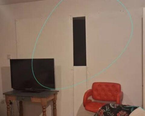 Une famille irlandaise découvre que le propriétaire se cache derrière un faux mur dans sa location