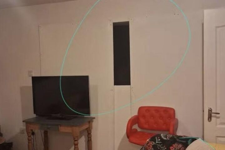 Une famille irlandaise découvre que le propriétaire se cache derrière un faux mur dans sa location