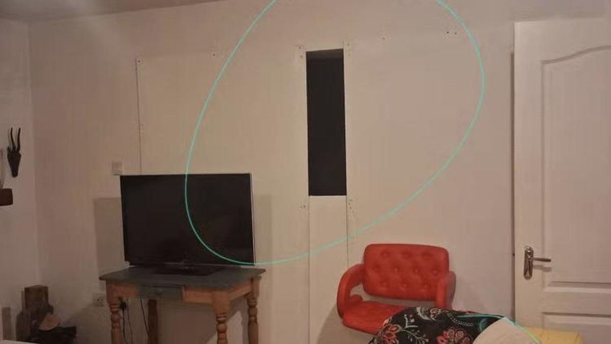 Une famille irlandaise découvre que le propriétaire se cache derrière un faux mur dans sa location