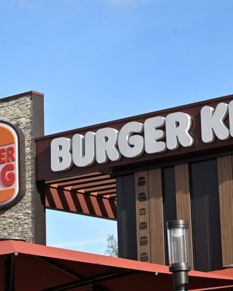 Une responsable de Burger King licenciée pour avoir offert une bière obtient gain de cause en Catalogne