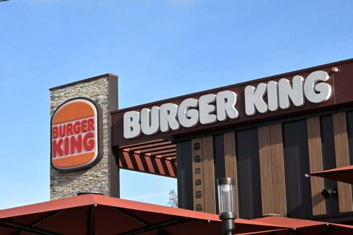 Une responsable de Burger King licenciée pour avoir offert une bière obtient gain de cause en Catalogne