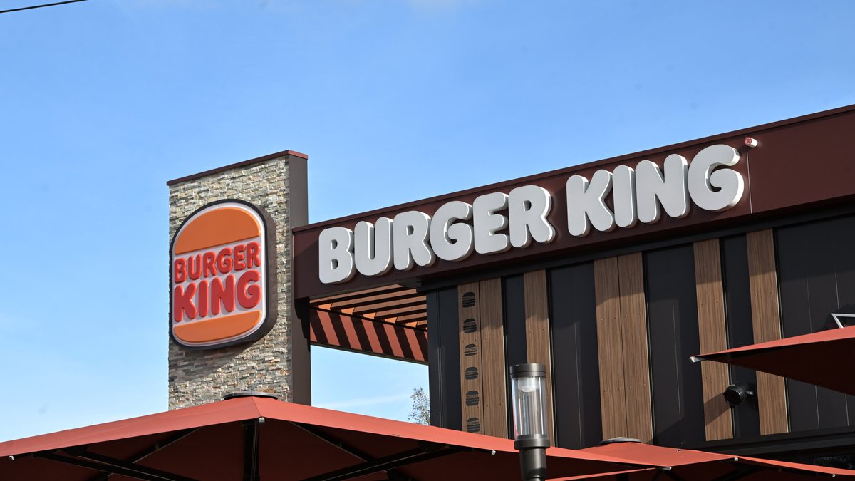 Une responsable de Burger King licenciée pour avoir offert une bière obtient gain de cause en Catalogne