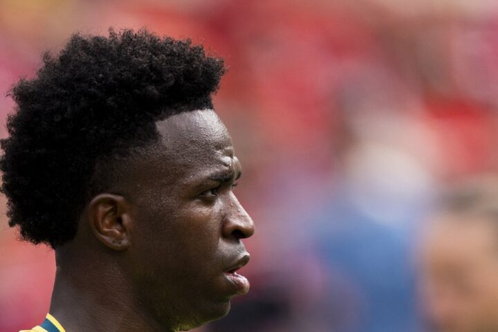 Vinicius Jr apparaît métamorphosé après la Coupe du monde suite à une chirurgie esthétique à Miami