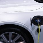 Voiture électrique : explication de la taxe kilométrique britannique et ses implications pour les usagers.
