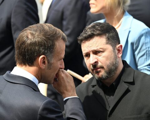 Zelensky dément avoir consommé de la cocaïne avec Macron lors d'une interview à Kiev