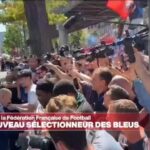 Zinédine Zidane reçoit une ovation des supporters suite à sa nomination en tant que sélectionneur des Bleus.