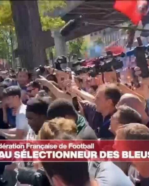 Zinédine Zidane reçoit une ovation des supporters suite à sa nomination en tant que sélectionneur des Bleus.