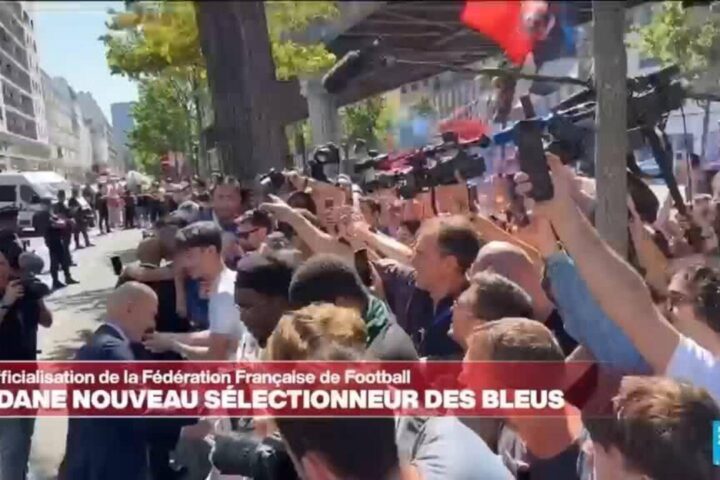 Zinédine Zidane reçoit une ovation des supporters suite à sa nomination en tant que sélectionneur des Bleus.