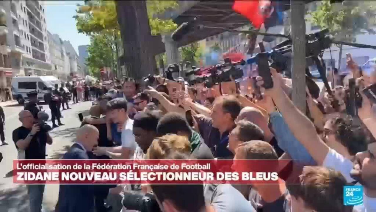 Zinédine Zidane reçoit une ovation des supporters suite à sa nomination en tant que sélectionneur des Bleus.