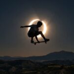 L’Espagnol Danny León transforme une éclipse solaire en décor pour un saut de skateboard
