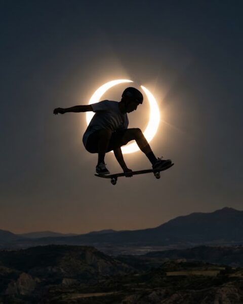 L’Espagnol Danny León transforme une éclipse solaire en décor pour un saut de skateboard