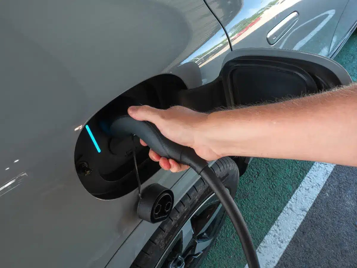 400 plaintes depuis janvier : les voleurs ciblent désormais les câbles de recharge de véhicules électriques laissés branchés la nuit.