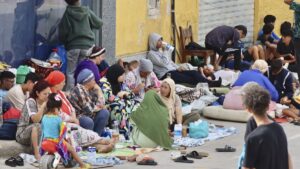 À Ceuta, 300 femmes et enfants marocains fuient la violence et risquent le trafic humain
