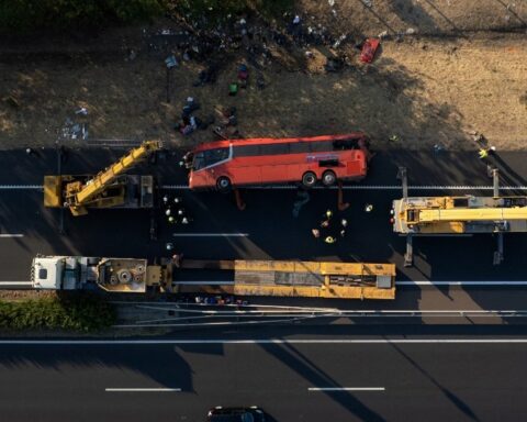 Accident de bus en Hongrie : 12 morts et 37 blessés, le conducteur placé en garde à vue