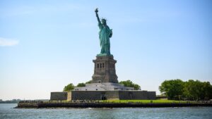 Accident mortel dans le port de New York : un bateau de tourisme se renverse près de la Statue de la Liberté