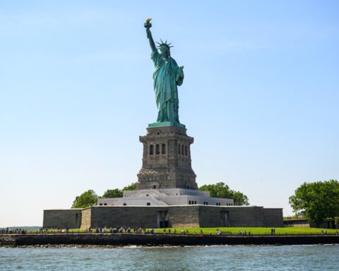 Accident mortel dans le port de New York : un bateau de tourisme se renverse près de la Statue de la Liberté