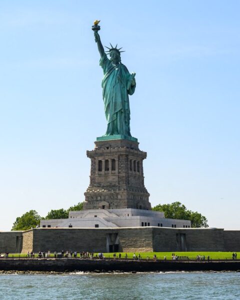 Accident mortel dans le port de New York : un bateau de tourisme se renverse près de la Statue de la Liberté