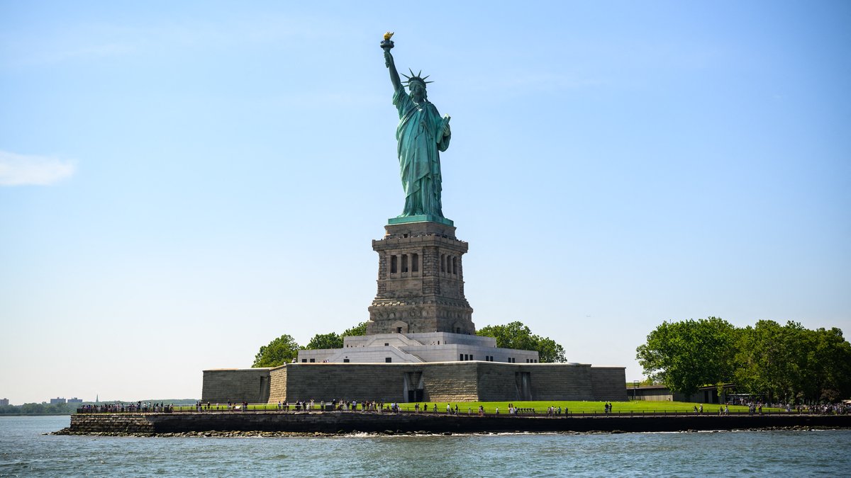 Accident mortel dans le port de New York : un bateau de tourisme se renverse près de la Statue de la Liberté