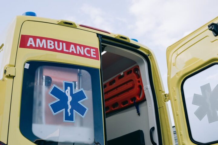 Accident tragique près de Nidda : deux adolescents morts dans la collision d'une voiture avec un camion