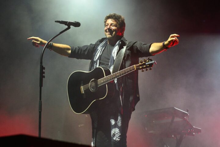 Affaire Patrick Bruel : une militante critique la décision de justice sur son contrôle judiciaire