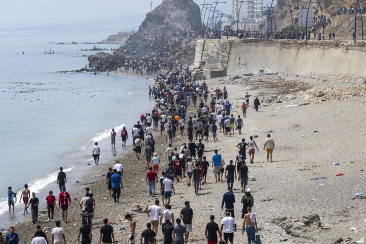 Afflux massif de migrants à Ceuta : l'UE confirme qu'aucune personne n'est entrée sur le continent