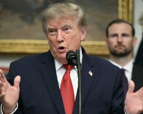 Analyse des défis économiques et géopolitiques de Donald Trump à l'approche des élections de mi-mandat