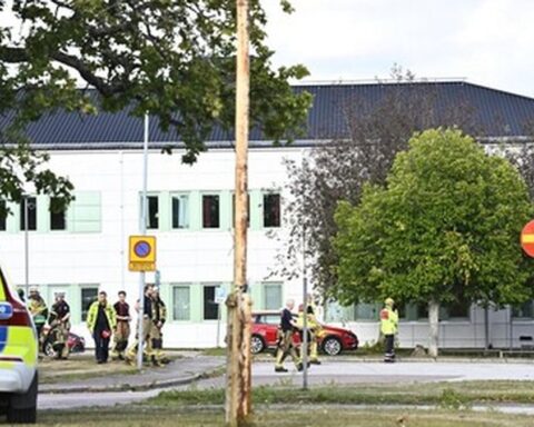 Attaque à l'épée dans un lycée suédois : trois adolescents blessés, l'assaillant arrêté et motif flou