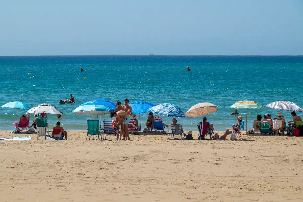 Attention aux amendes estivales : des gestes courants à la plage peuvent coûter jusqu'à 75 000€