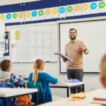 Augmentation du salaire des enseignants de 4,3 % en 2024 grâce à l'évolution du point d'indice et au pacte salarial.