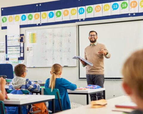 Augmentation du salaire des enseignants de 4,3 % en 2024 grâce à l'évolution du point d'indice et au pacte salarial.