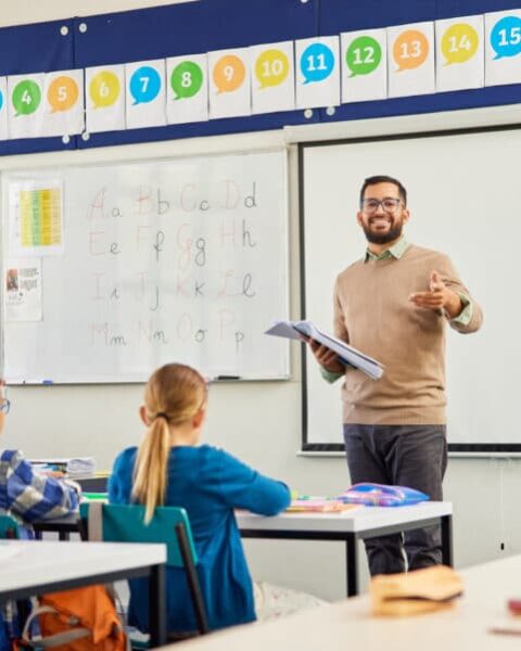 Augmentation du salaire des enseignants de 4,3 % en 2024 grâce à l'évolution du point d'indice et au pacte salarial.