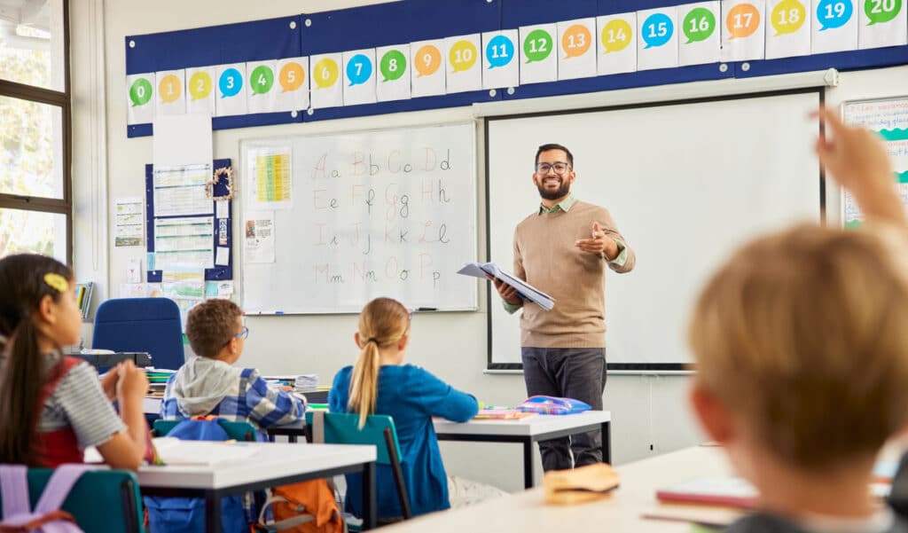 Augmentation du salaire des enseignants de 4,3 % en 2024 grâce à l'évolution du point d'indice et au pacte salarial.