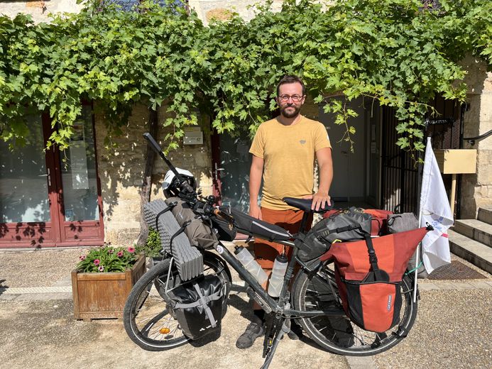 Benoît Mathieu parcourt la France à vélo pour convaincre 500 maires de le parrainer à la présidentielle de 2027