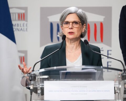 Canicule : Sandrine Rousseau critique l'inaction du gouvernement face à l'effondrement climatique