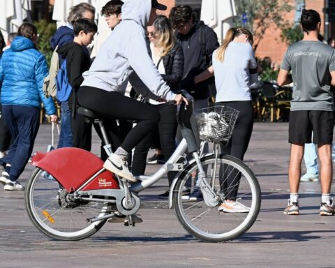 Casque obligatoire pour cyclistes et utilisateurs de trottinettes : le gouvernement propose une harmonisation nationale