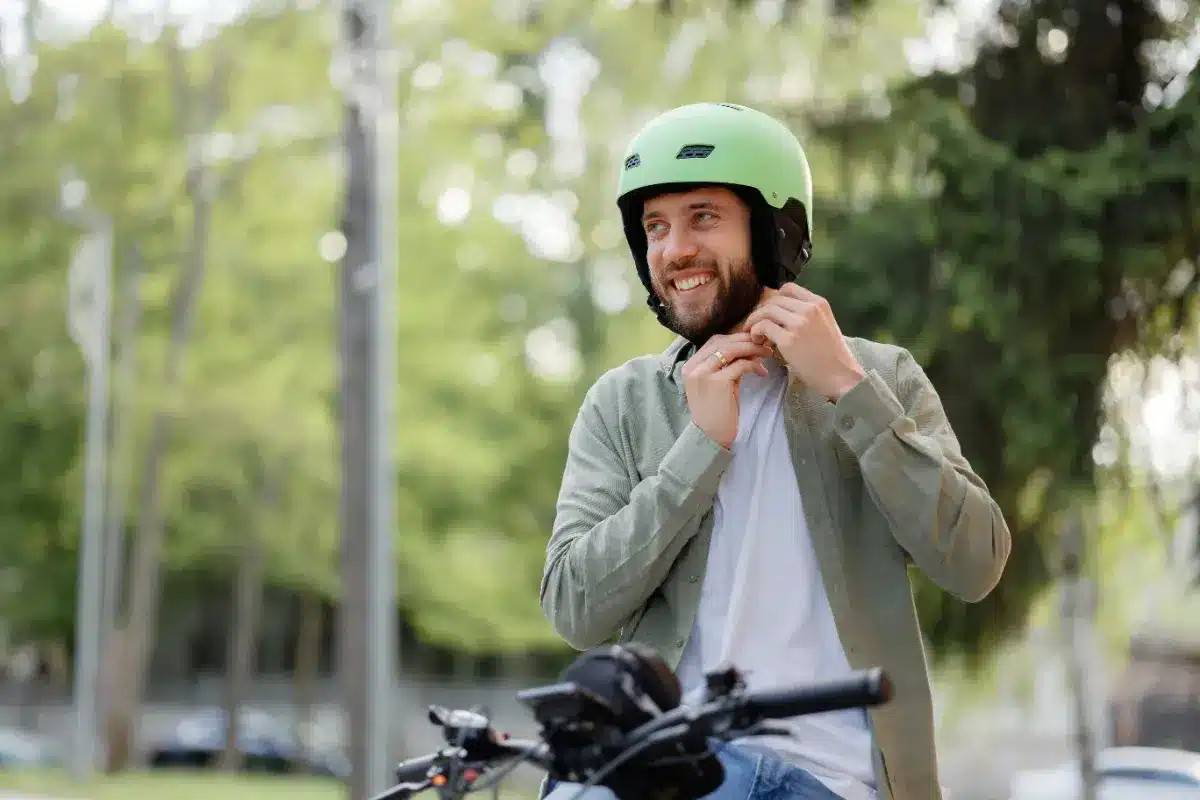 Casques obligatoires pour tous les utilisateurs de vélos et trottinettes : une réglementation en discussion ?
