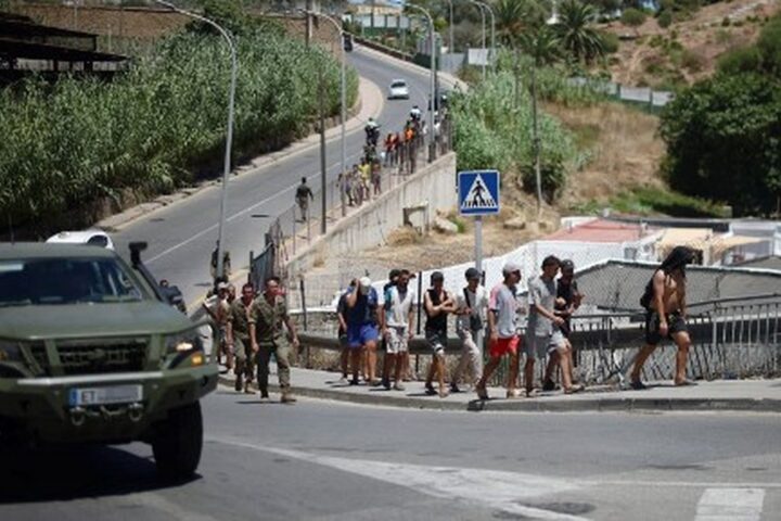 Ceuta : l'extrême droite exploite l'afflux de 60 000 migrants pour des fins politiques
