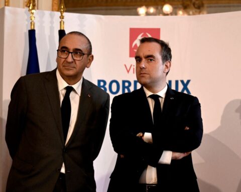 Colère des habitants du Porge avant la visite de Sébastien Lecornu sur la situation post-incendie