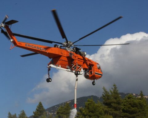 Collision de deux hélicoptères en Grèce lors de leur intervention contre des incendies ravageurs, une opération de secours est lancée