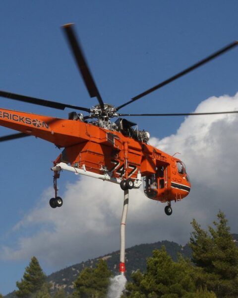 Collision de deux hélicoptères en Grèce lors de leur intervention contre des incendies ravageurs, une opération de secours est lancée