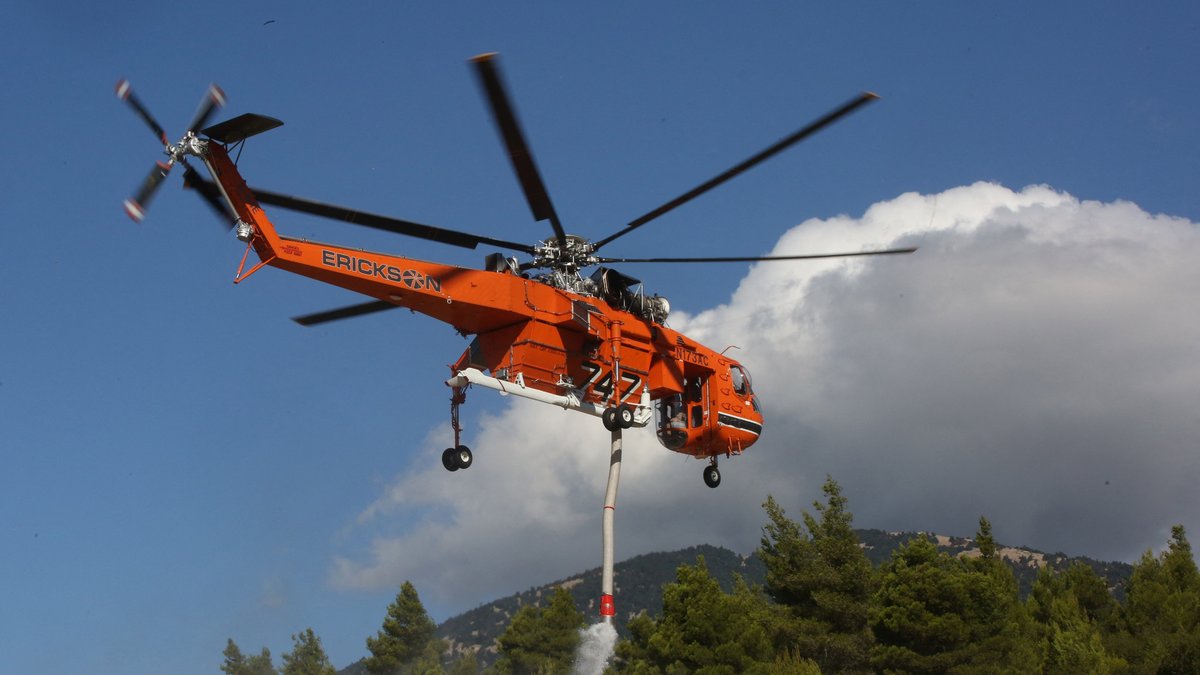 Collision de deux hélicoptères en Grèce lors de leur intervention contre des incendies ravageurs, une opération de secours est lancée