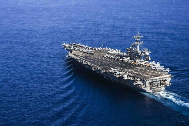 Conditions de vie alarmantes pour les marins de l'USS Abraham Lincoln en mer durant la guerre en Iran