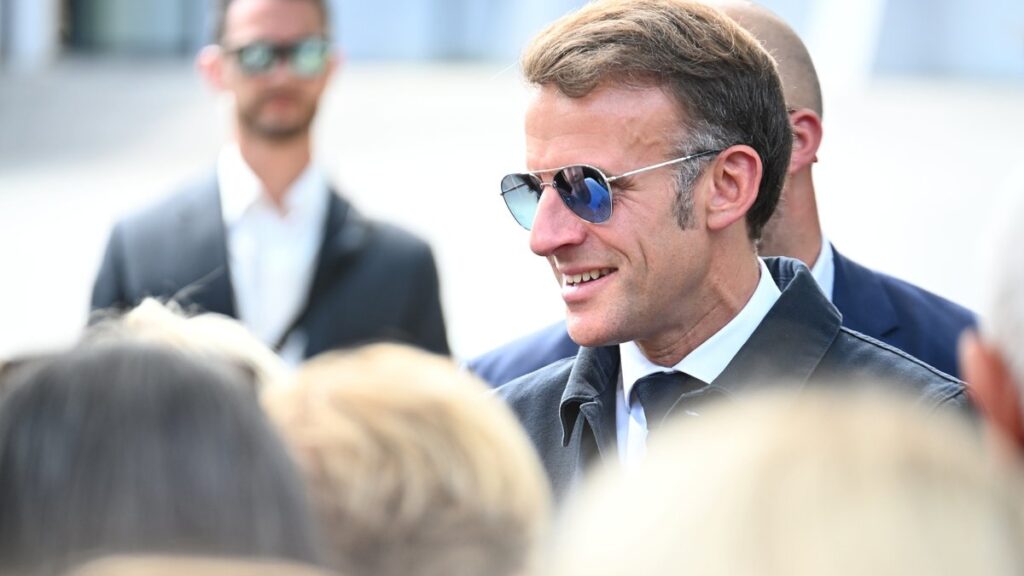Critiques après la publication de photos d'Emmanuel Macron en jet-ski pendant l'été français