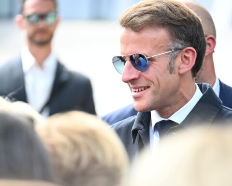 Critiques après la publication de photos d'Emmanuel Macron en jet-ski pendant l'été français