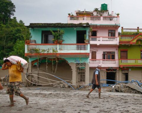 Crue au Népal : le bilan humain atteint 734 morts suite à un glissement de terrain