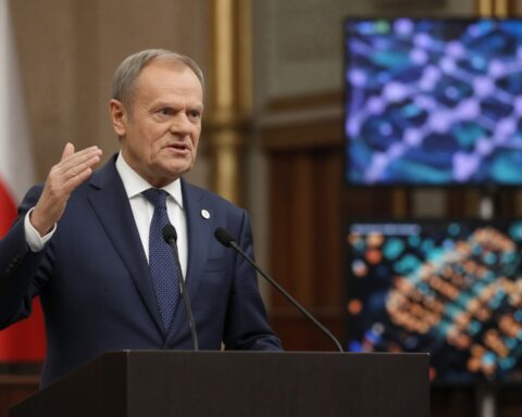 Donald Tusk accuse le PiS de liens politiques avec le scandale Zondacrypto