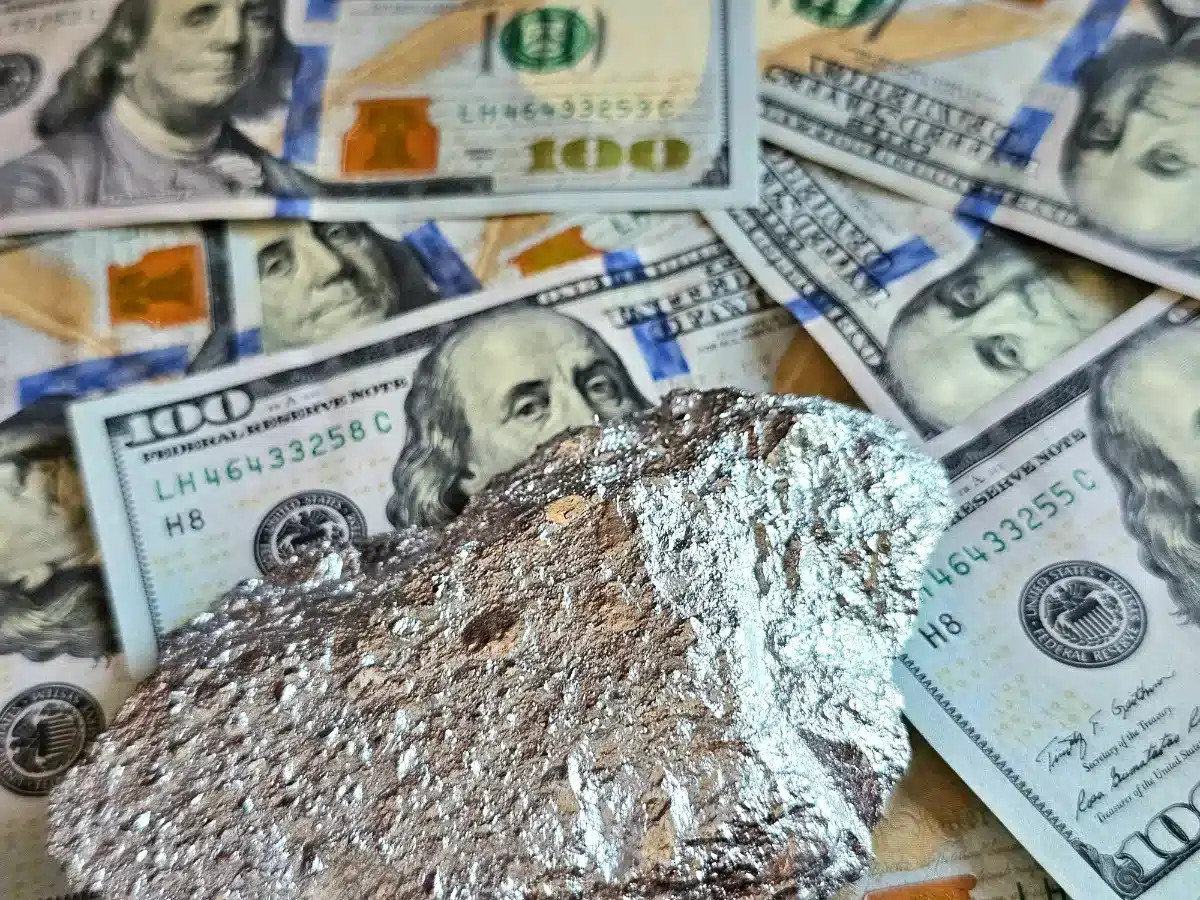 De plus en plus de personnes utilisent du papier aluminium pour protéger leurs billets : explications des experts.